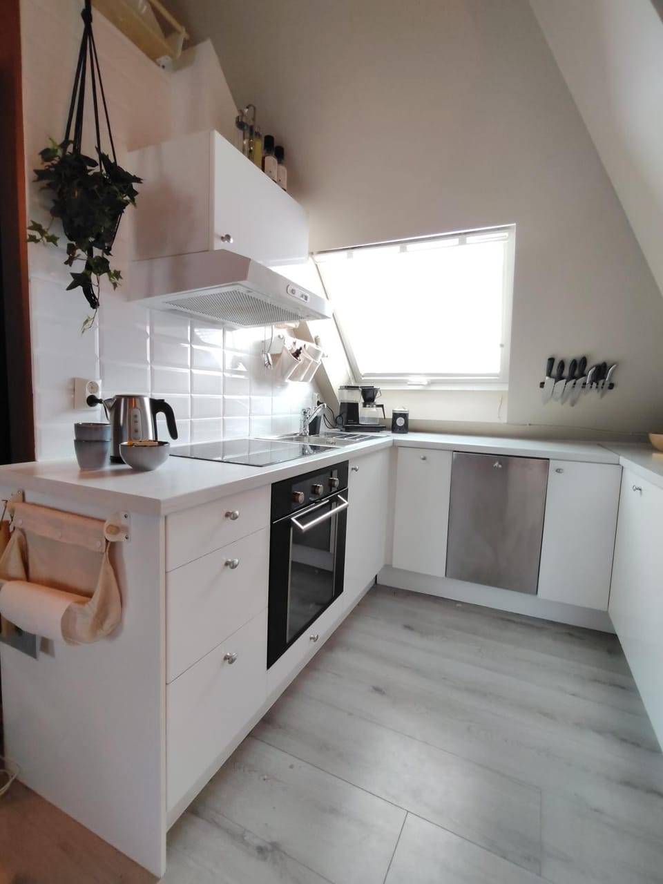Coffee/tea facilities, dishwasher, oven, stove, kitchen