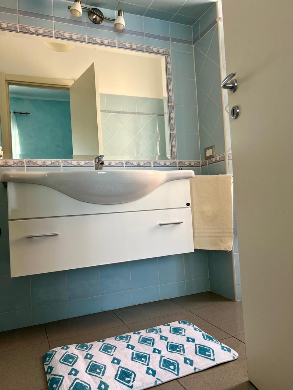 Bathroom, Photo of the whole room