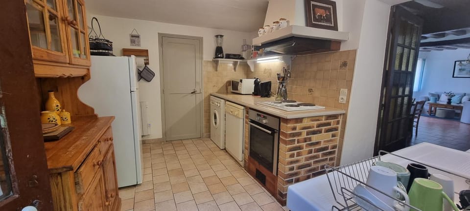 Kitchen or kitchenette, oven, stove
