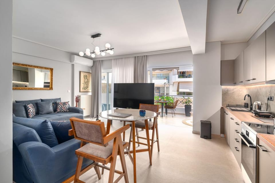 Communal lounge/ TV room, TV and multimedia, Kitchen or kitchenette, Living room, Seating area, Dining area, Evening entertainment, oven