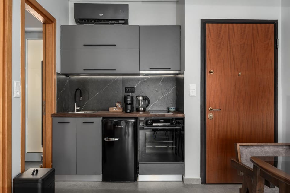Coffee/tea facilities, Kitchen or kitchenette, oven, stove