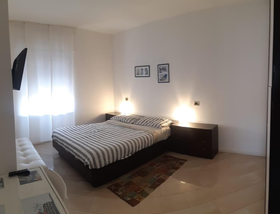 TV and multimedia, Photo of the whole room, Bedroom