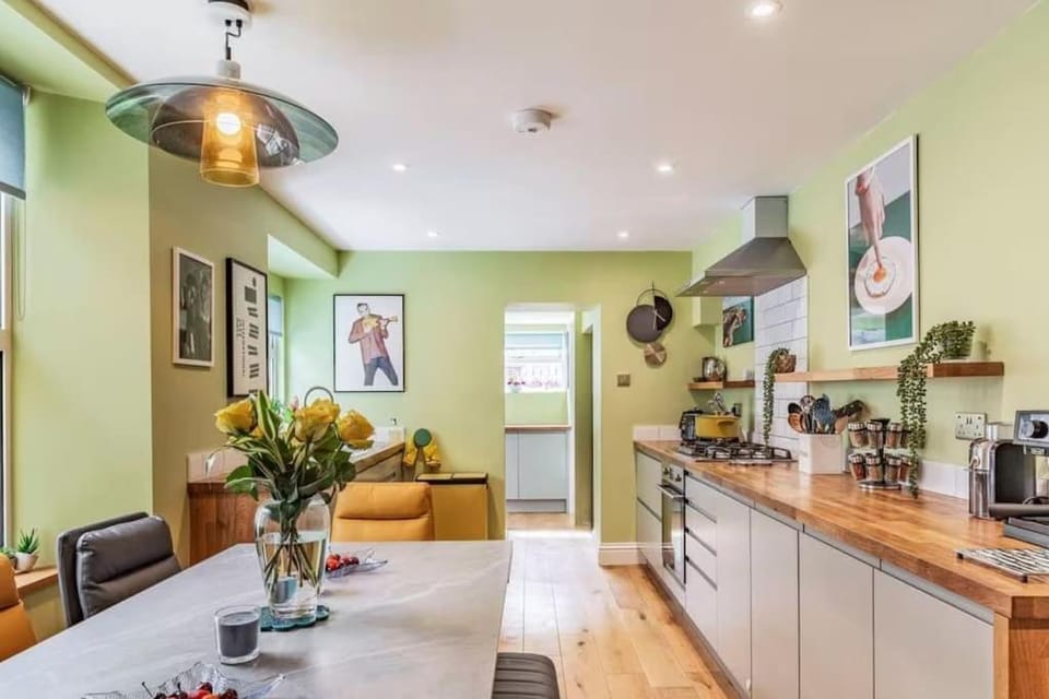Coffee/tea facilities, Kitchen or kitchenette, Seating area, Dining area, oven, pet friendly, stove