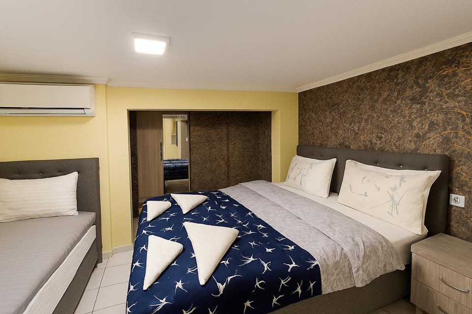 Bed, TV and multimedia, Photo of the whole room, Bedroom