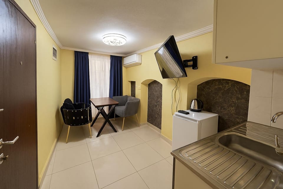 TV and multimedia, Kitchen or kitchenette, Living room, Seating area, Dining area, minibar