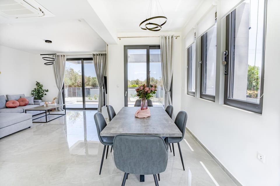 TV and multimedia, Living room, Seating area, Dining area