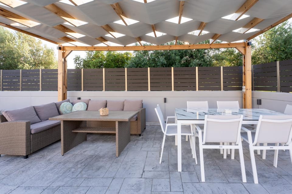 Patio, Day, Living room, Seating area