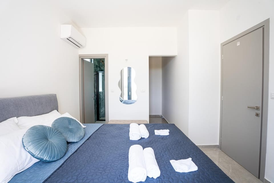 Bed, Photo of the whole room, Bedroom, towels, wardrobe, air conditioner