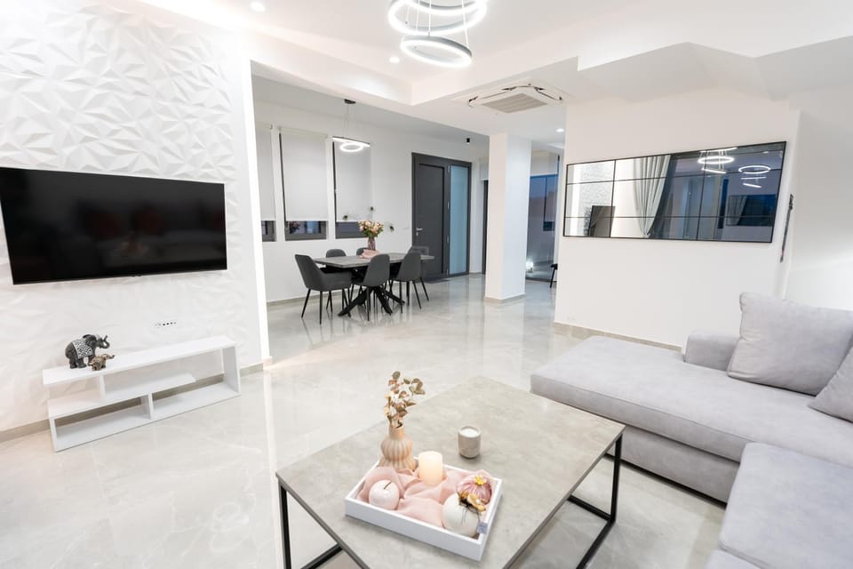 TV and multimedia, Living room, Seating area, Dining area, air conditioner