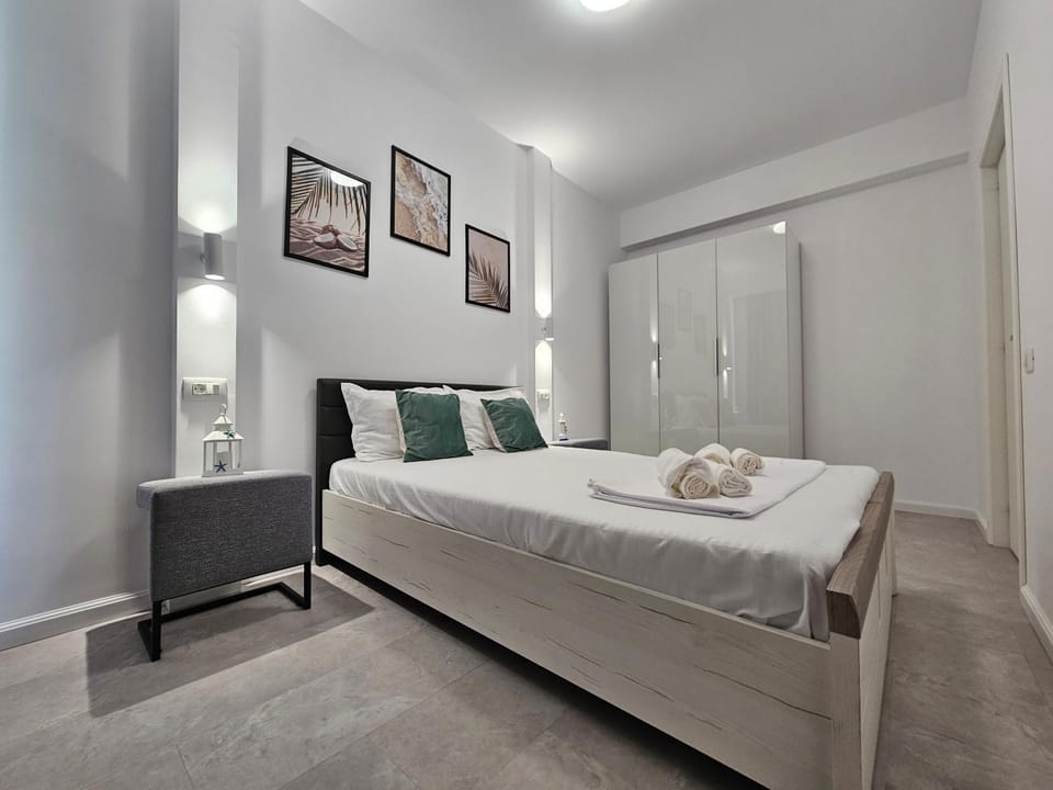 Bed, Photo of the whole room, towels, wardrobe