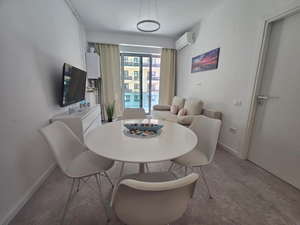 TV and multimedia, Living room, Seating area, Dining area