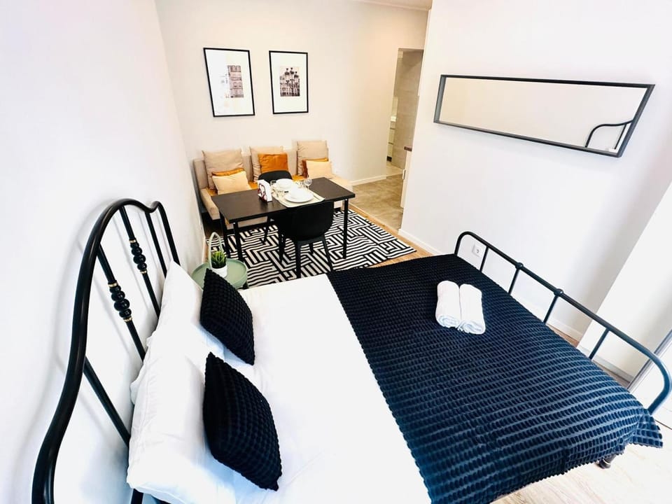 Lisbon Orange House - Modern Two-Bedroom Apartment RC D Apartment in Lisbon
