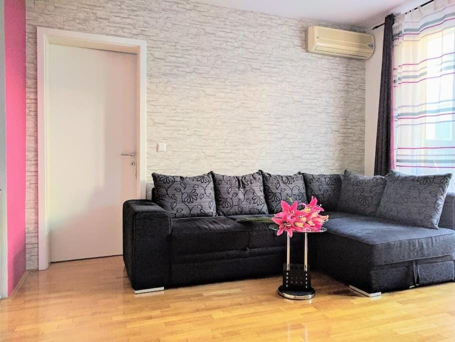 Bed, Living room, Seating area