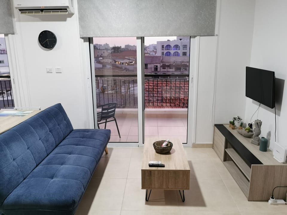 TV and multimedia, Balcony/Terrace, Living room, Seating area, City view, air conditioner