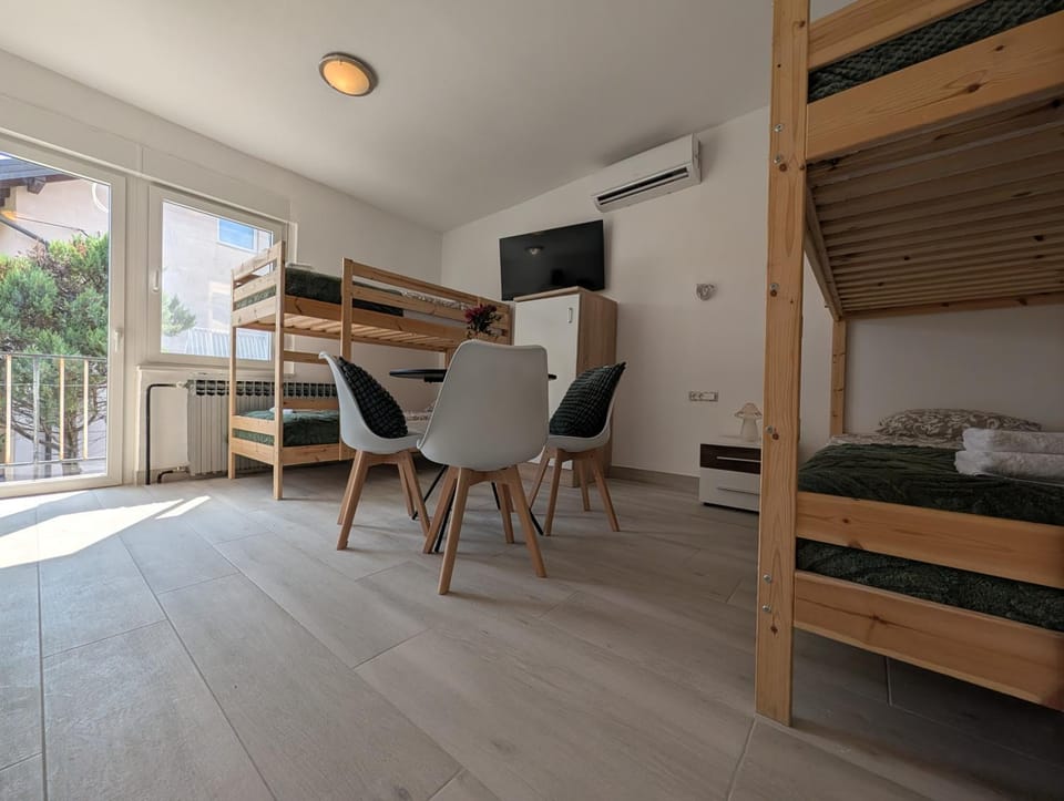 Communal lounge/ TV room, Bed, TV and multimedia, Kitchen or kitchenette, Living room, Photo of the whole room, Seating area, Dining area, Evening entertainment, Bedroom, bunk bed, minibar, air conditioner