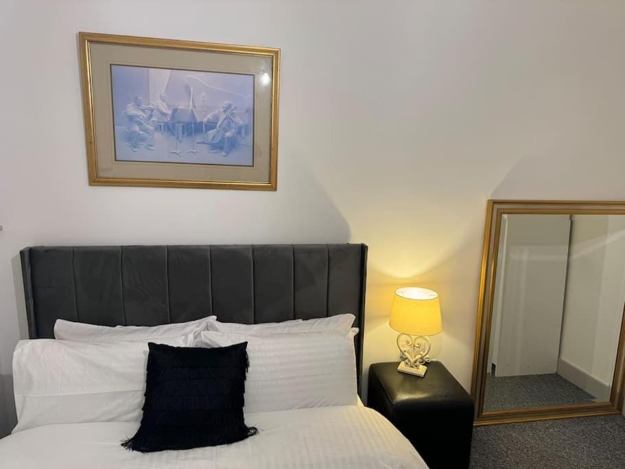 2 bed luxury apartment Apartment in Wolverhampton