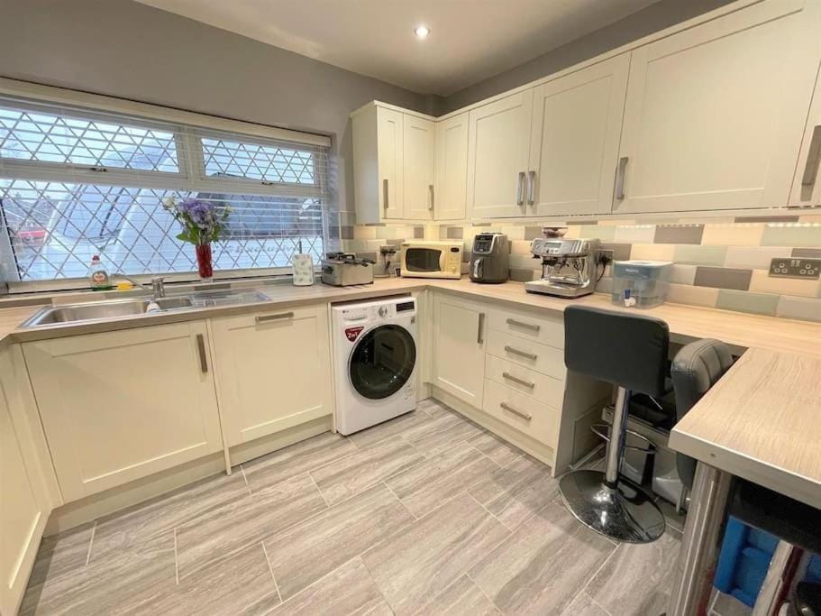 dishwasher, oven, pet friendly, stove, toaster, washing machine