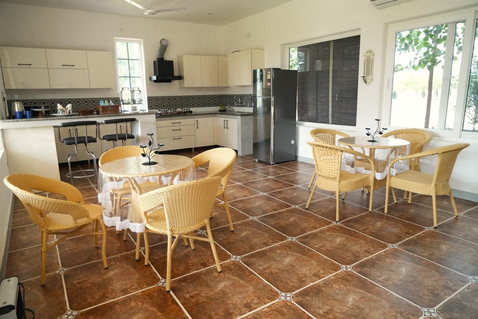 Restaurant/places to eat, Kitchen or kitchenette, Kitchen or kitchenette, Dining area, Breakfast, kitchen
