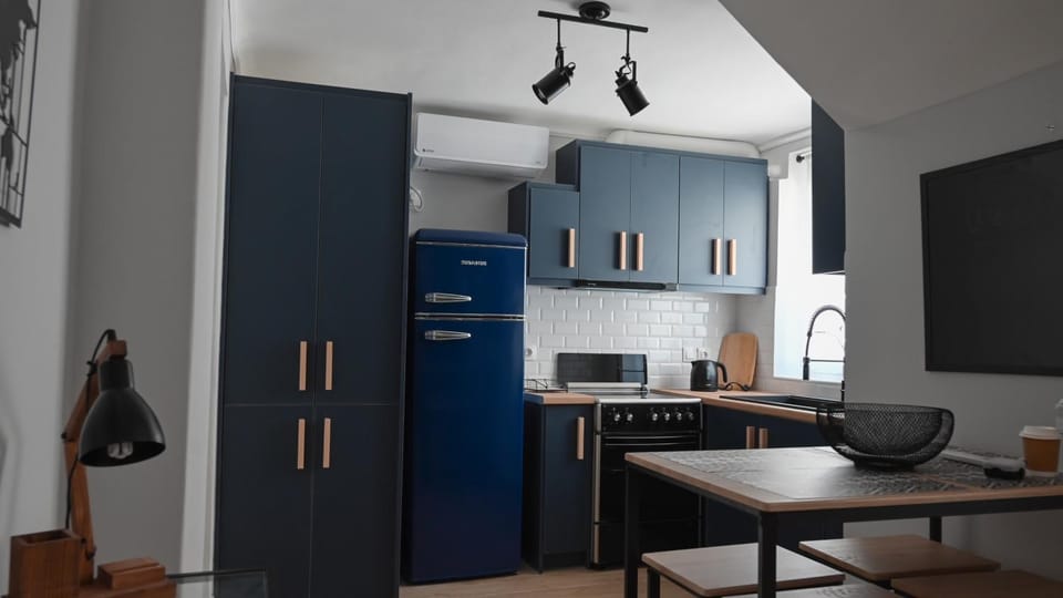 Kitchen or kitchenette, Dining area, oven, stove