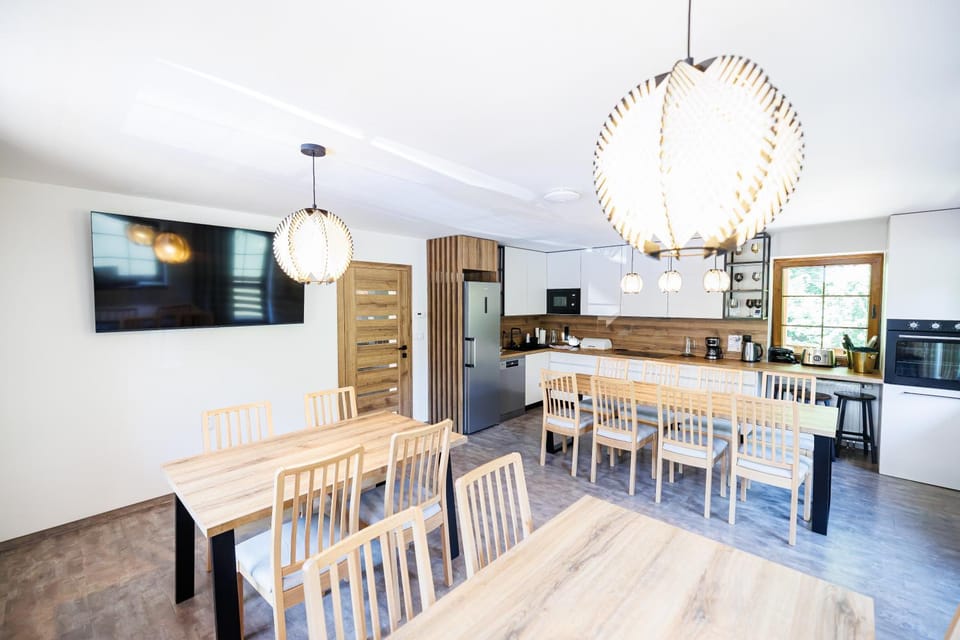 TV and multimedia, Coffee/tea facilities, Kitchen or kitchenette, Seating area, Dining area, Communal kitchen, Breakfast, dishwasher, microwave, oven, stove, kitchen