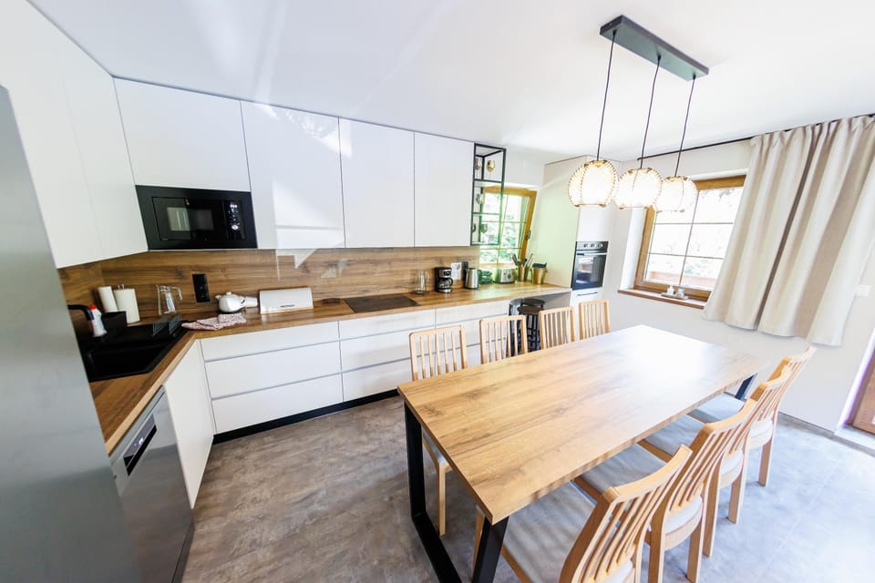 TV and multimedia, Kitchen or kitchenette, Seating area, Dining area, Communal kitchen, Meals, dishwasher, microwave, oven, stove, kitchen
