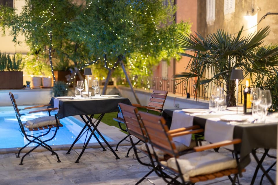 Seating area, Drinks