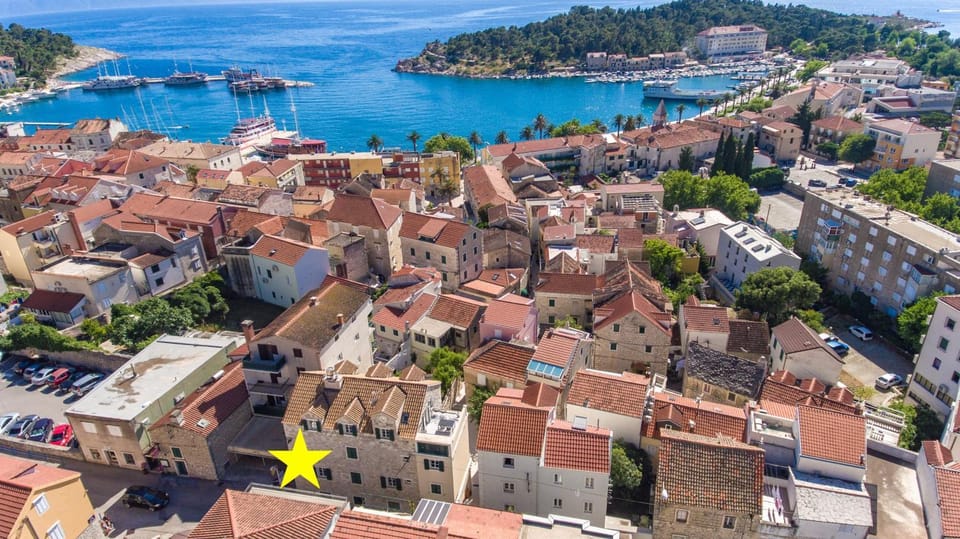 Property building, Nearby landmark, Day, Neighbourhood, Natural landscape, Bird's eye view, City view, Sea view, Street view, Location