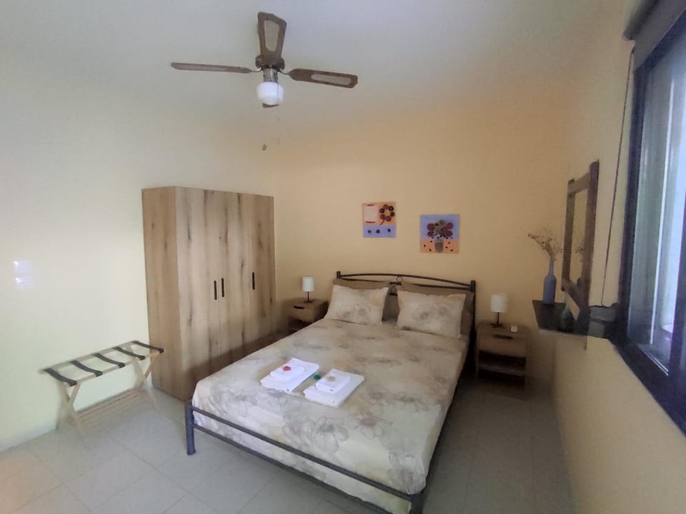 Bed, Photo of the whole room, towels