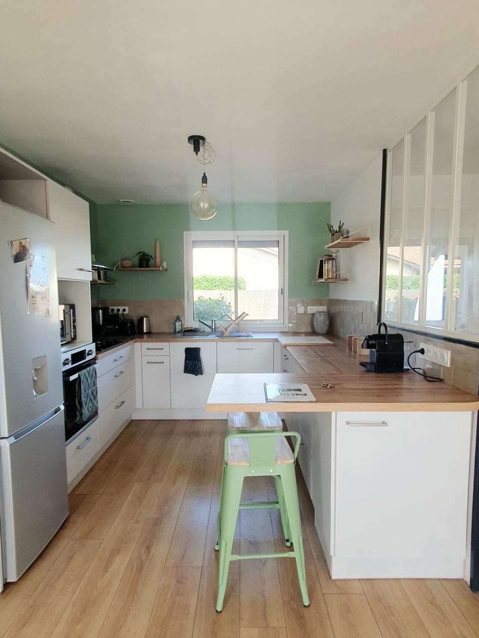 Dining area, dishwasher, oven, stove, toaster