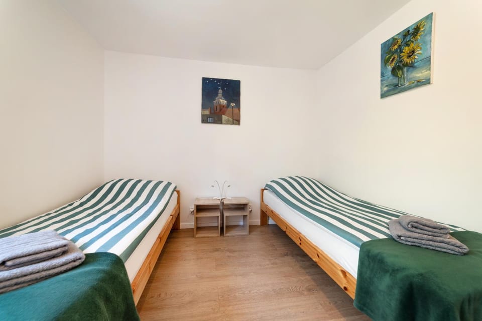 Bed, towels