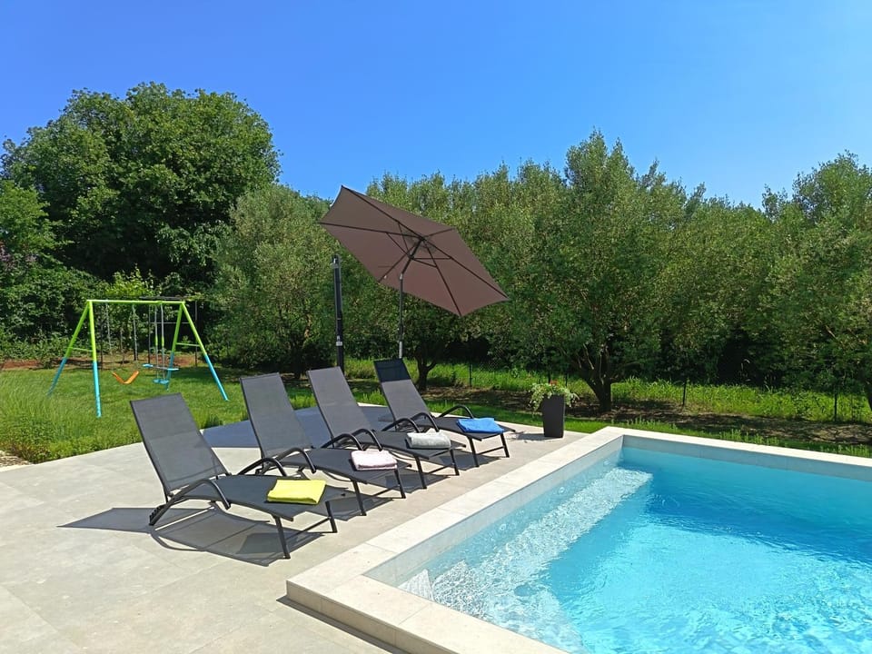 Day, Natural landscape, Garden, Swimming pool, sunbed