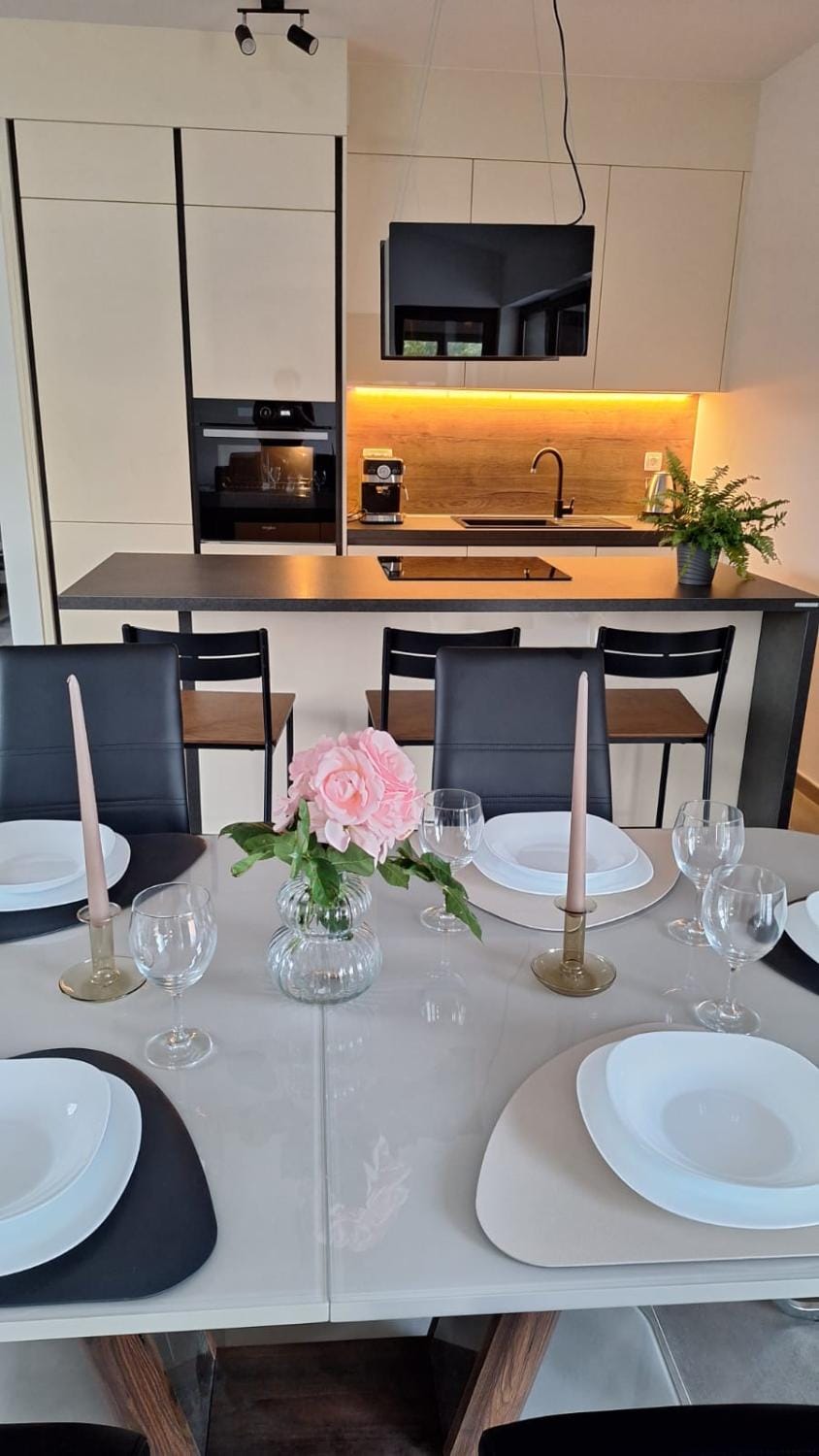 Kitchen or kitchenette, Food and drinks, Dining area, stove