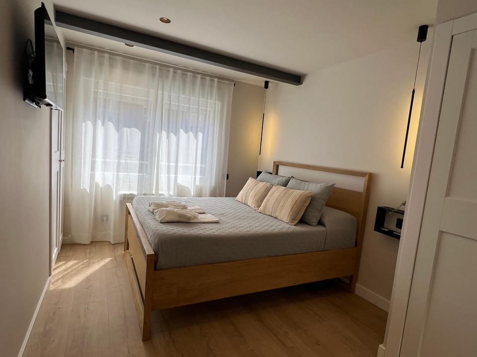 Bed, TV and multimedia, Photo of the whole room, Bedroom, towels, wardrobe