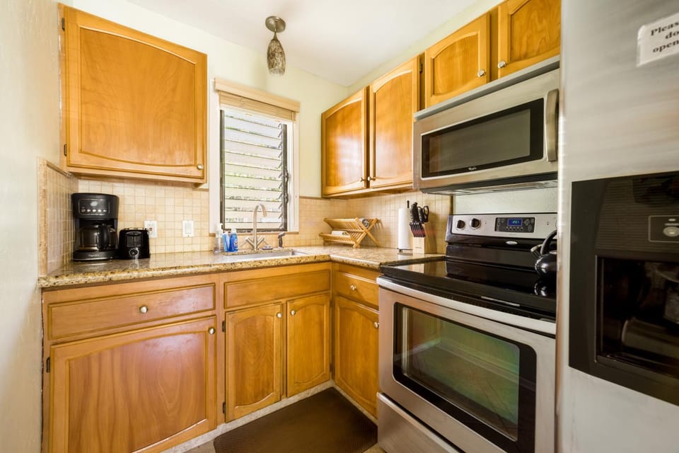 Coffee/tea facilities, Kitchen or kitchenette, oven, stove, toaster