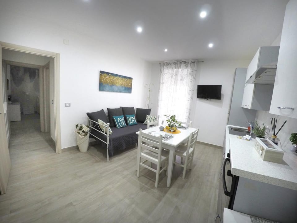 TV and multimedia, Kitchen or kitchenette, Living room, Seating area, Dining area