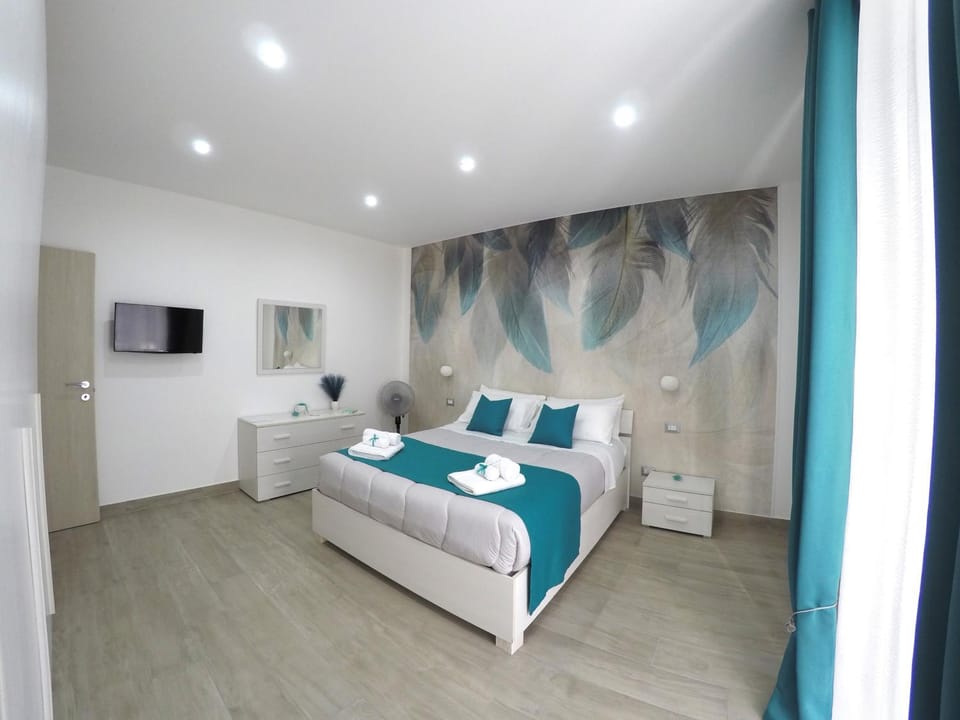 Bed, TV and multimedia, Photo of the whole room, Bedroom