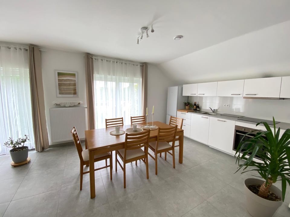 Kitchen or kitchenette, Seating area, Dining area
