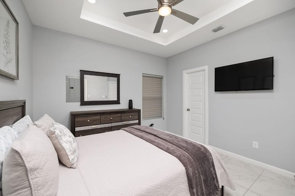 Bed, TV and multimedia, Photo of the whole room, Bedroom
