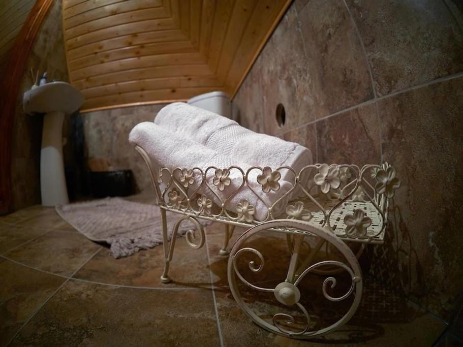 Bed, Bathroom, Photo of the whole room, Bedroom, towels