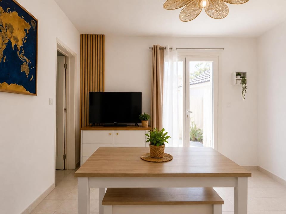 TV and multimedia, Living room, Seating area, Dining area