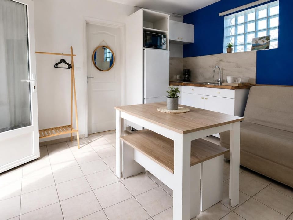 Coffee/tea facilities, Kitchen or kitchenette, Living room, Seating area, Dining area, oven, toaster