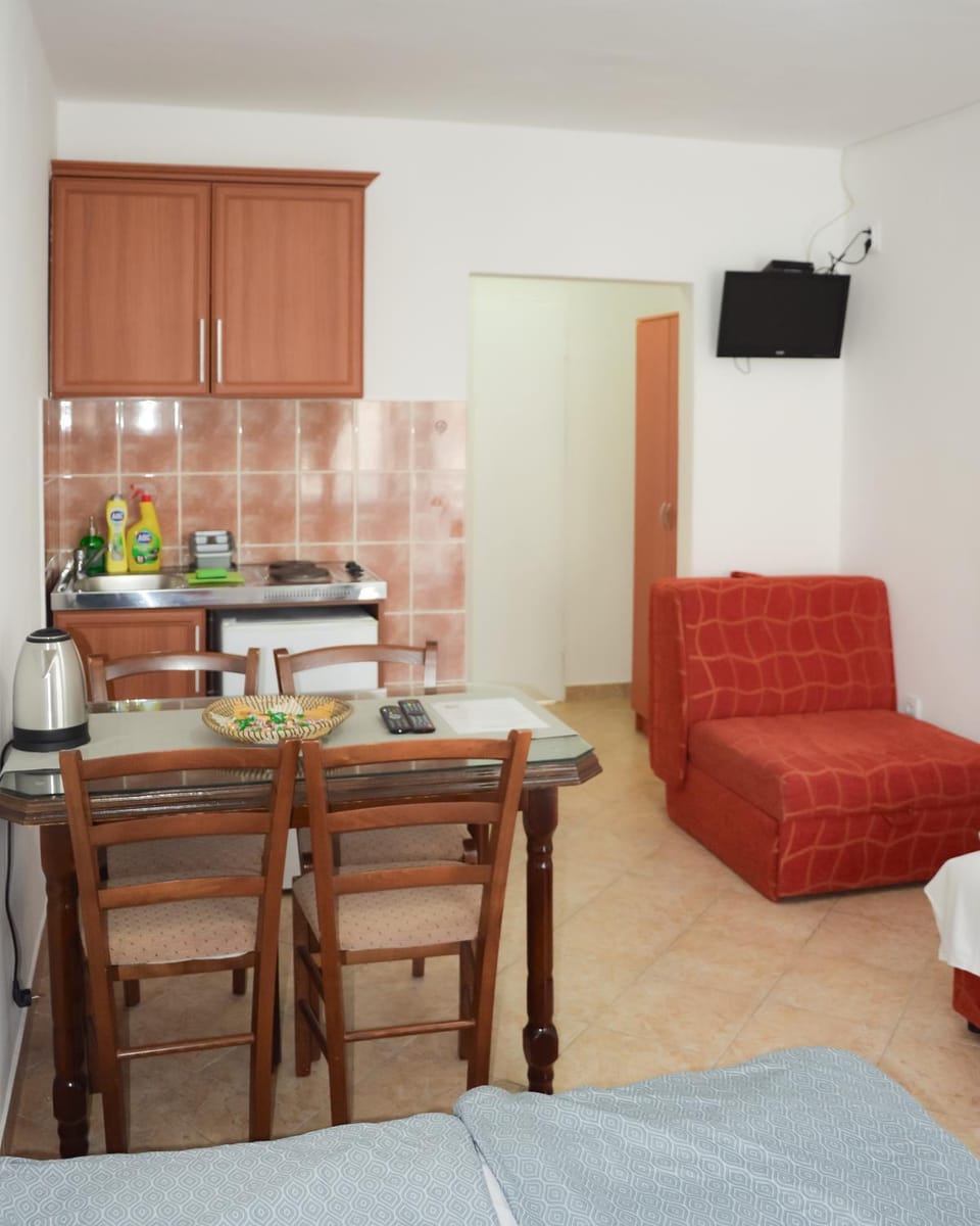Bed, TV and multimedia, Kitchen or kitchenette, Living room, Food and drinks, Photo of the whole room, Seating area, Bedroom