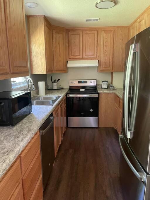 Coffee/tea facilities, Kitchen or kitchenette, dishwasher, microwave, oven, stove, toaster, kitchen