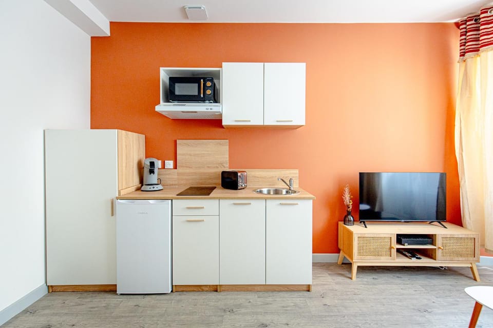 TV and multimedia, Kitchen or kitchenette, oven, stove, toaster
