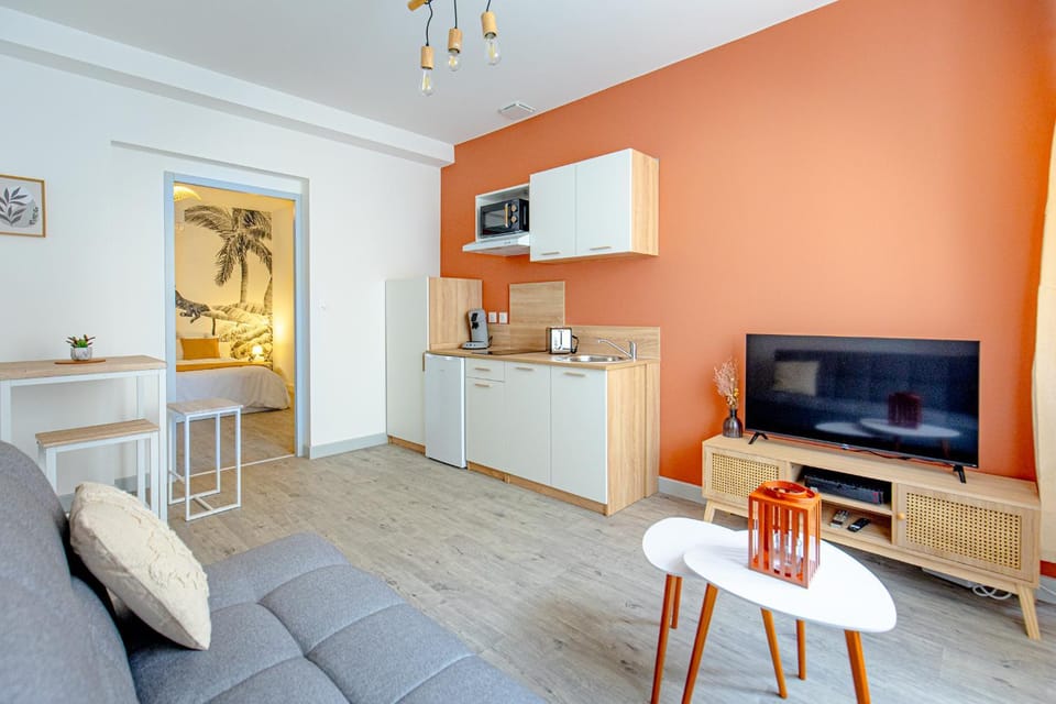 TV and multimedia, Kitchen or kitchenette, Living room, Seating area, Dining area, stove