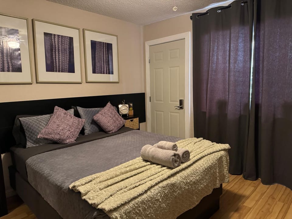 Le Noir, A private bedroom with a private entrance - shared bathroom Vacation rental in North Las Vegas