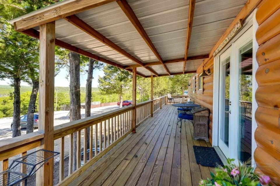 Indian Point Cabin 2 near SDC, Branson, and Table Rock Lake Cabin in Indian Point
