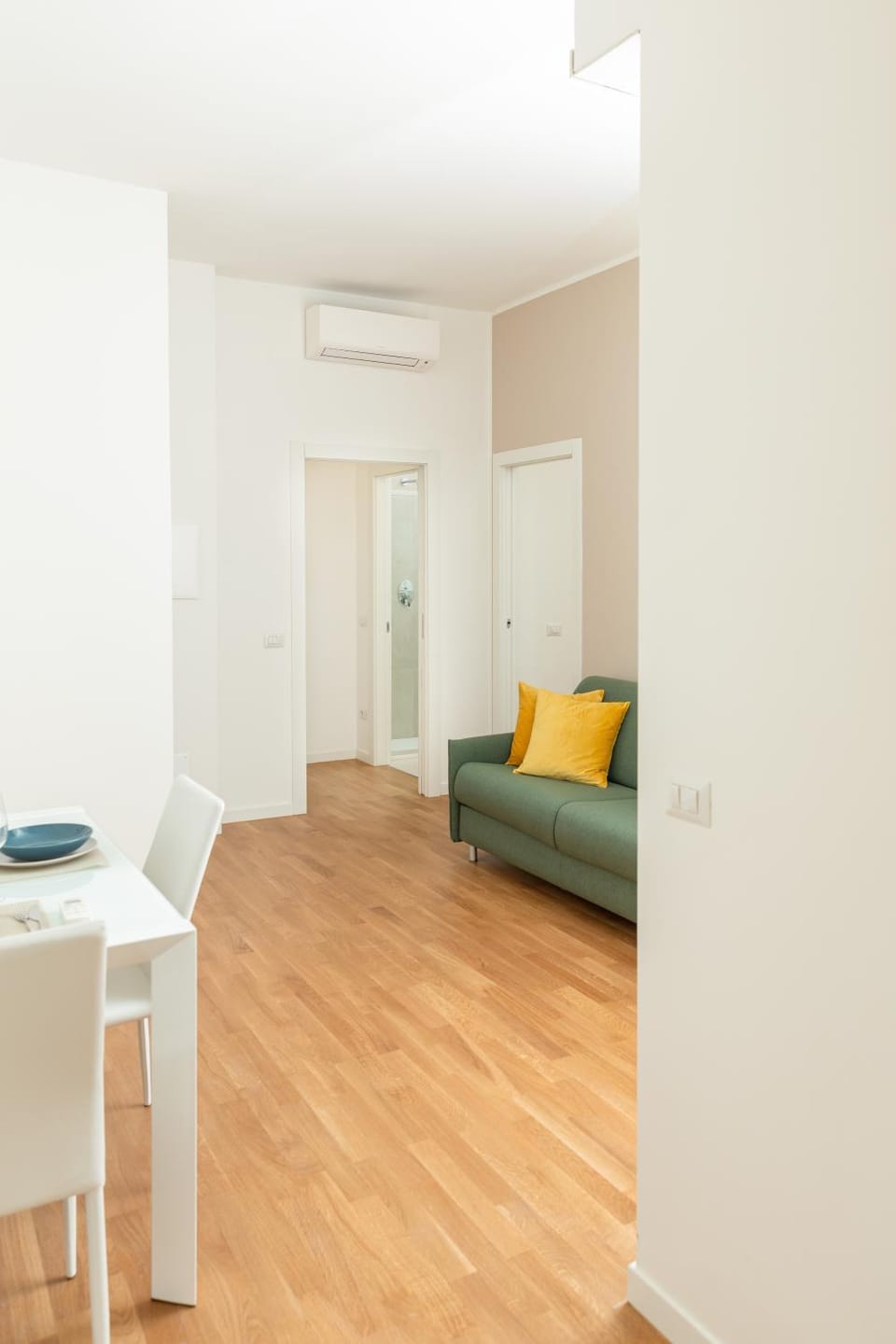 Bed, Living room, Photo of the whole room, Seating area, Dining area, Bedroom, air conditioner