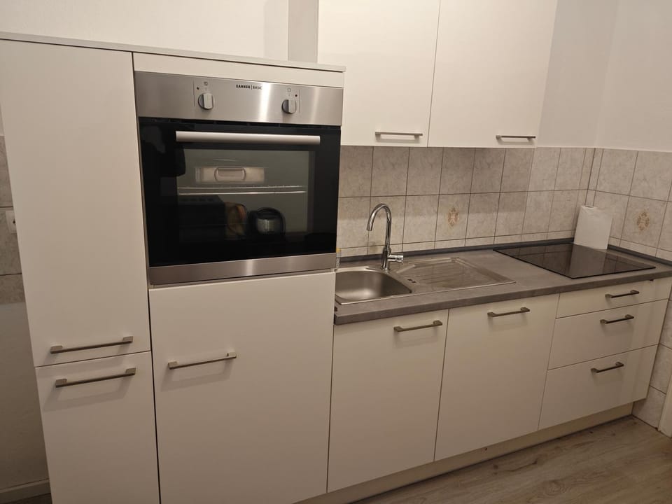 Kitchen or kitchenette, dishwasher, stove