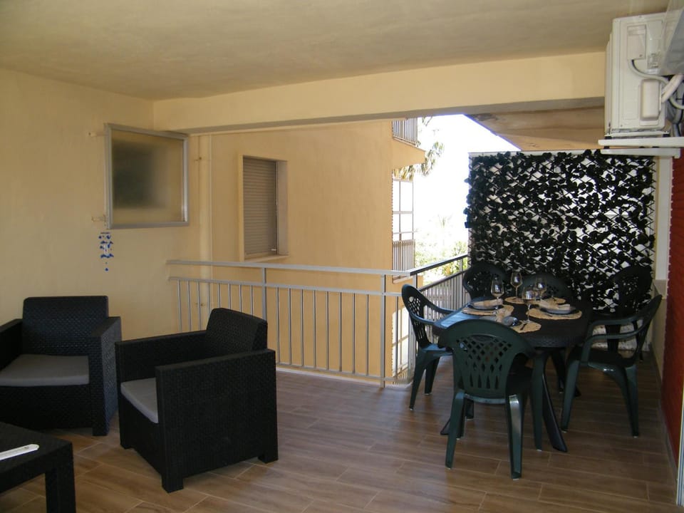 Playa de Gandía, apartamento renovado en primera línea con terraza, aire acondicionado y parking EXCLUSIVO FAMILIAS - ES-314-22 Apartment in Safor